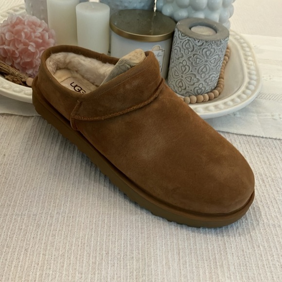 UGG classic slippers. New in box. Men’s 10 / women’s 12 / eu 43., chestnut - Picture 2 of 9